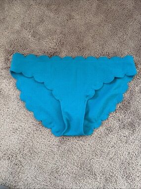 Scalloped bikini bottoms